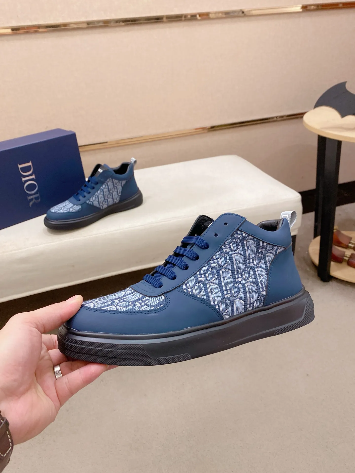 Men's shoes💰 440💰🇮🇹🇮🇹Dior d The new high-tops are on sale at the same time at the counter. The uppers are 🇮🇹 Italian imported first-layer cowhide, and the fully imported sheepskin lining is 💪💪. It is a complete 1⃣️ to 1⃣️ replica 🇮🇹💪💪. ⚠Sole: The original sole is specially provided by the original factory. The exclusive movable molded sole is super comfortable. ⚠Original factory follow-up goods, 🔍🔍high quality, you can enter and exit the counter at will, welcome to compare⚠. Code number:38-44